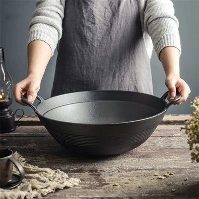 وعاء من الحديد الزهر مع غطاء خشبي